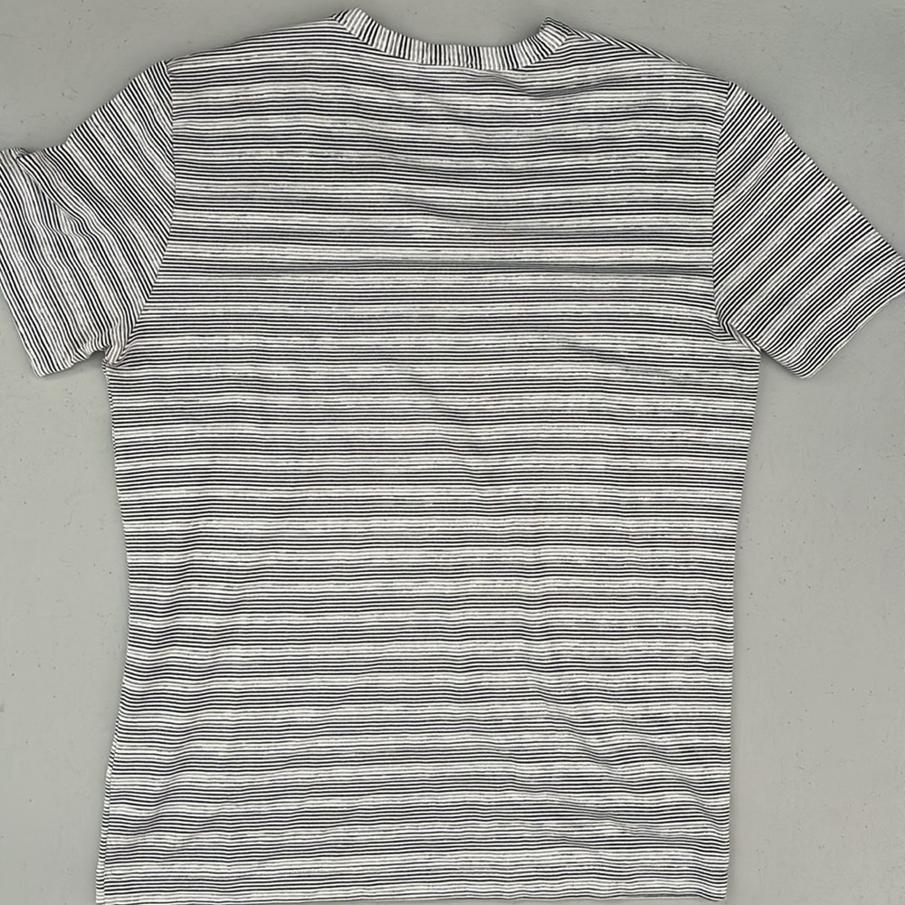 Theory Men’s Pinstripe V-neck T-Shirt Monochromatic - Picture 4 of 4
